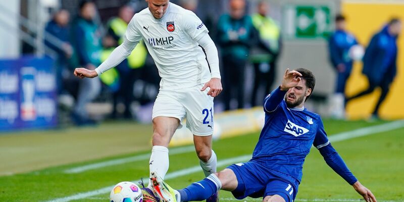 Der 1. FC Heidenheim um Niklas Dorsch (r) und die TSG 1899 Hoffenheim um Valentin Gendrey lieferten sich ein Duell auf Augenhöhe. - Foto: Uwe Anspach/dpa