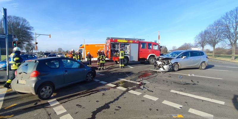 FW-KLE: Verkehrsunfall mit drei Verletzten - Foto: presseportal.de