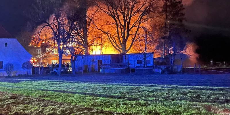 FW-ROW: Wohngebäude mit angrenzendem Stall gerät in Brand - Foto: presseportal.de