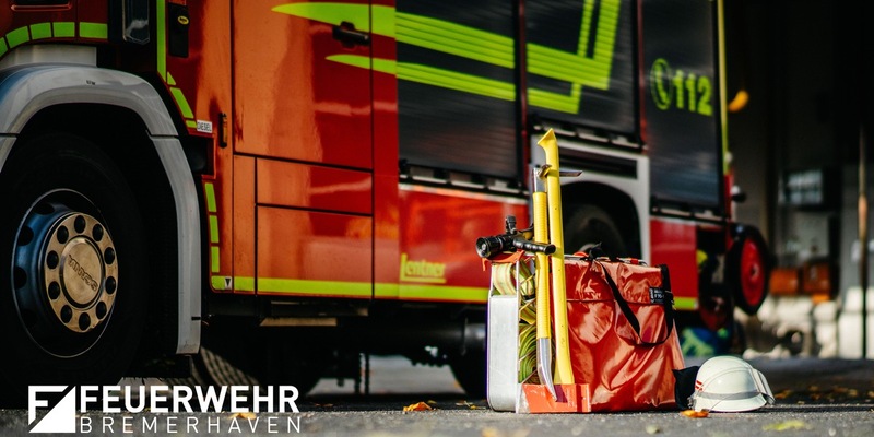 FW Bremerhaven: Drei Löschfahrzeuge der Feuerwehr Bremerhaven bekämpfen Feuer in Bremerhaven Wulsdorf - Gartenlaube in Vollbrand - Foto: presseportal.de