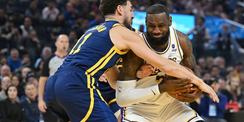 LeBron James (r) versucht sich gegen Warriors-Guard Klay Thompson durchzusetzen. - Foto: Nic Coury/FR171100 AP/dpa