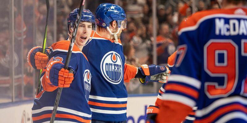 Spieler der Edmonton Oilers, Ryan Nugent-Hopkins (l-r), Leon Draisaitl und Connor McDavid feiern nach einem Tor. - Foto: Amber Bracken/The Canadian Press/AP/dpa