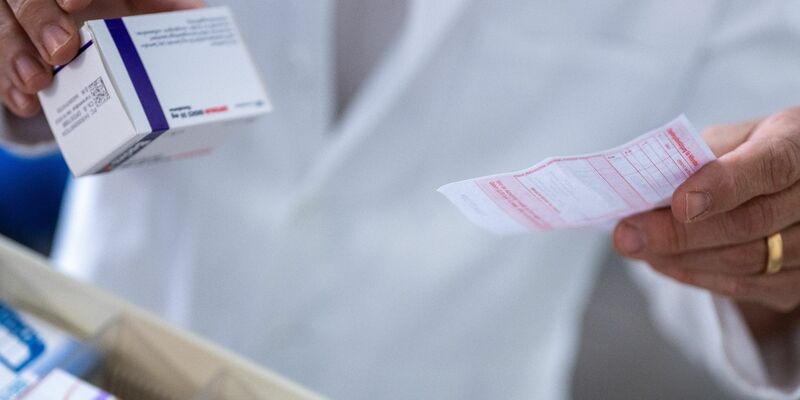 Ab Februar gibt es Erleichterungen bei der Zuzahlung von rezeptpflichtigen Medikamenten. - Foto: Monika Skolimowska/dpa