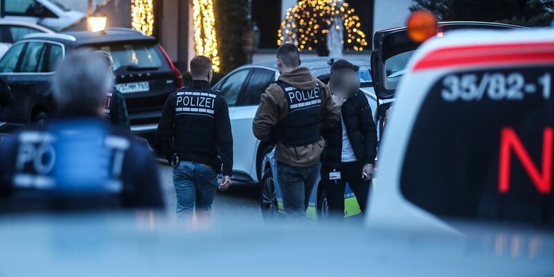 In einem Einfamilienhaus in Baden-Württemberg sind Mutter, Vater und ihr 32-jähriger Sohn tot aufgefunden worden. - Foto: Marc Eich/dpa