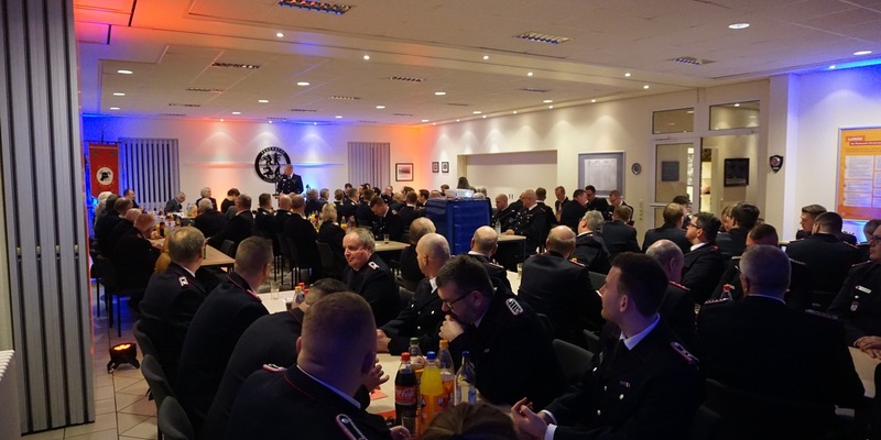 FW Norderstedt: Jahreshauptversammlung der Freiwilligen Feuerwehr Garstedt - Emotionaler Höhepunkt zum Schluss - Foto: presseportal.de