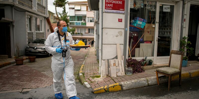 Ein Beamter der türkischen Polizei arbeitet in der Nähe der Santa-Maria-Kirche. Zwei Maskierte hatten die Kirche angegriffen und einen Menschen getötet. - Foto: Emrah Gurel/AP/dpa