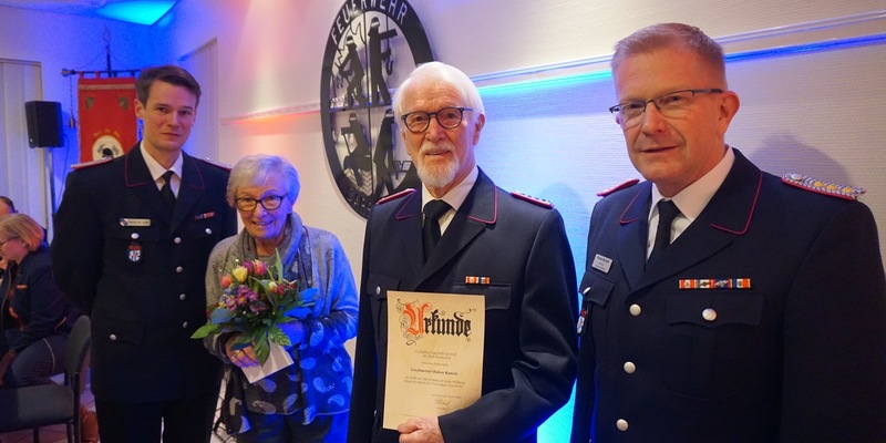 FW Norderstedt: Jahreshauptversammlung der Freiwilligen Feuerwehr Garstedt - Emotionaler Höhepunkt zum Schluss (Korrektur) - Foto: presseportal.de