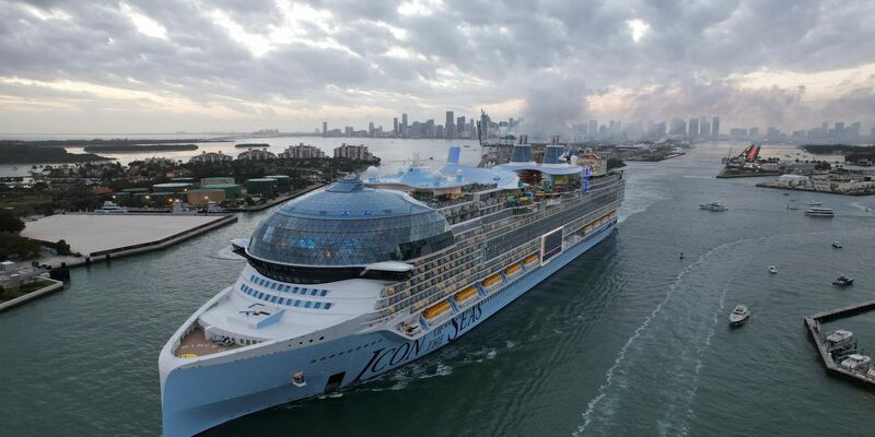 Die Icon of the Seas, das größte Kreuzfahrtschiff der Welt, verlässt den Hafen von Miami zu seiner ersten öffentlichen Kreuzfahrt, vorbei an Fisher Island und Miami Beach. - Foto: Rebecca Blackwell/AP