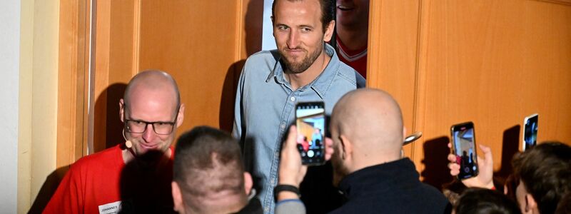 Bayern-Star Harry Kane besucht den Fanclub «Die Roten» in Kirchweidach. - Foto: -/Jens Niering/dpa