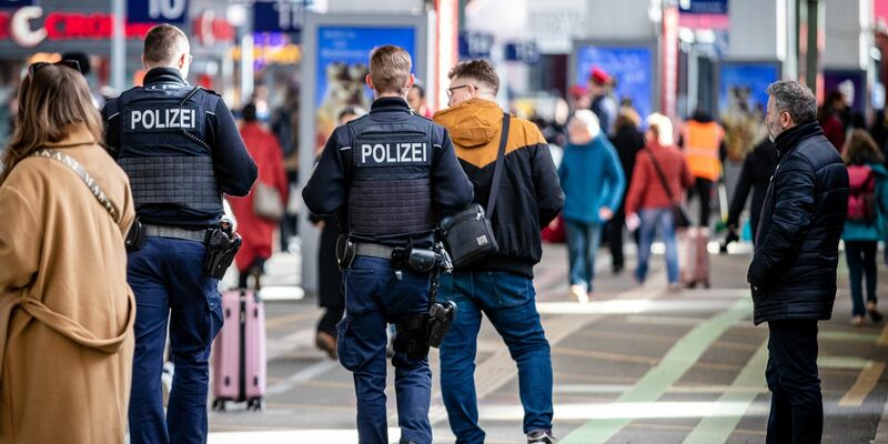Der Bahnhof der baden-württembergischen Landeshauptstadt wurde von der Polizei komplett gesperrt und evakuiert. Mittlerweile ist der Hauptbahnhof wieder für Fahrgäste zugänglich. - Foto: Christoph Schmidt/dpa