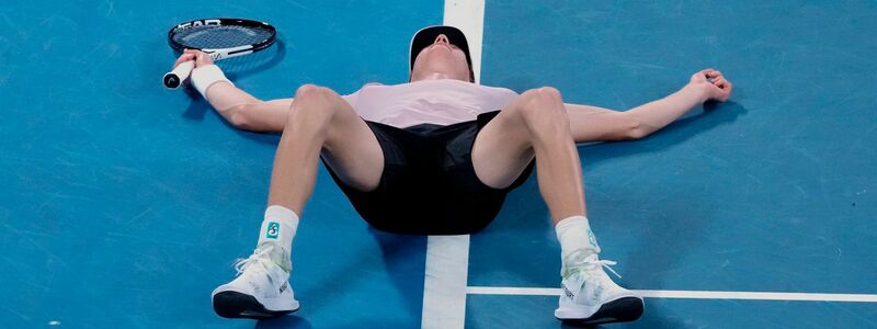 Jannik Sinner lässt sich nach seinem Triumph bei den Australian Open auf den Platz fallen. - Foto: Mark Baker/AP/dpa