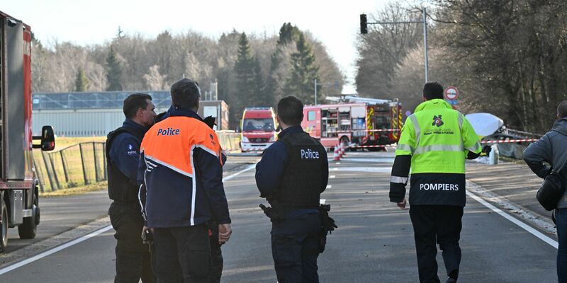 Rettungskräfte begutachten Absturzstelle des Kleinflugzeuges in der belgischen Stadt Spa. - Foto: Romain Rixhon/Belga/dpa