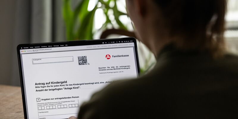 Für rund 313.000 Kinder im Ausland wurde Ende vergangenen Jahres Kindergeld gezahlt. - Foto: Hannes Albert/dpa