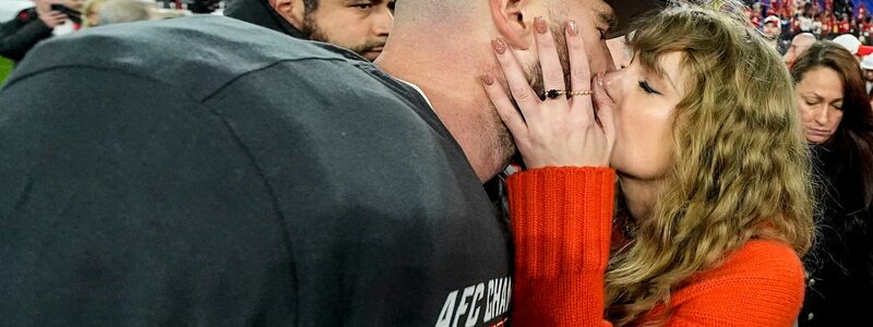 Ein Kuss für den AFC-Champion: Nach dem Sieg gegen die Baltimore Ravens holt sich Travis Kelce einen Kuss von Freundin Taylor Swift ab. - Foto: Julio Cortez/AP/dpa