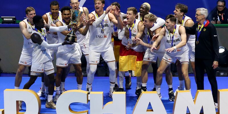 Als Weltmeister sind die deutschen Basketballer automatisch bei Olympia dabei. - Foto: Matthias Stickel/dpa