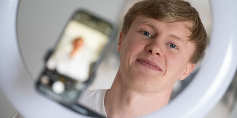 Der Influencer Liam Carpenter ist inzwischen hauptberuflich Content Creator. - Foto: Marijan Murat/dpa