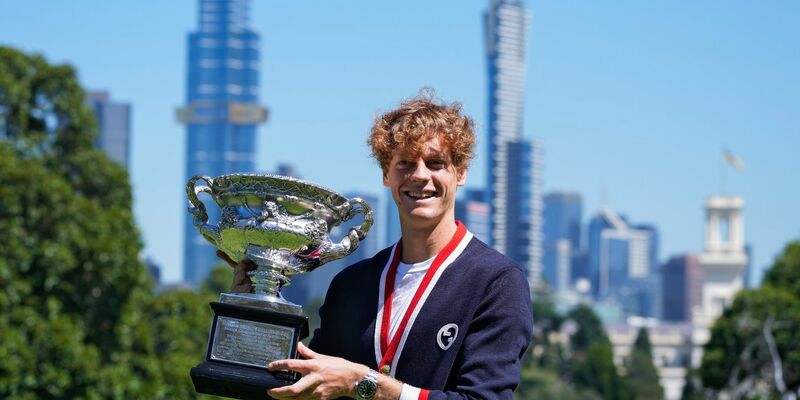 Im Endspiel von Melbourne lag der Italiener Jannik Sinner bereits mit zwei Sätzen zurück, ehe er die Partie doch noch drehte. - Foto: Andy Wong/AP/dpa