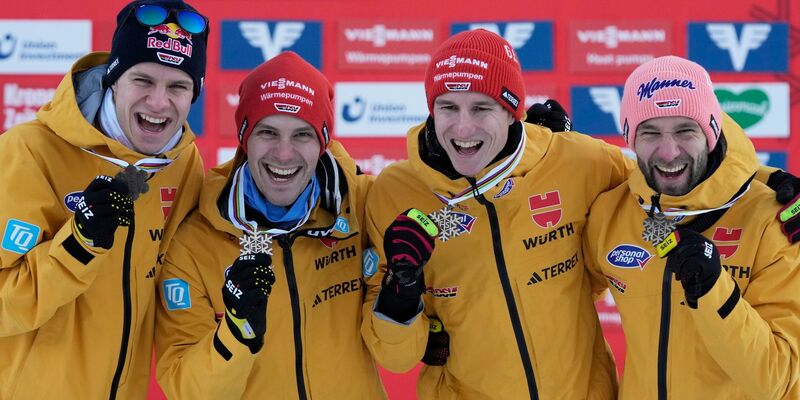 Die deutschen Skiflieger Andreas Wellinger (l-r), Stephan Leyhe, Karl Geiger und Pius Paschke freuen sich über die Bronzemedaille. - Foto: Matthias Schrader/AP
