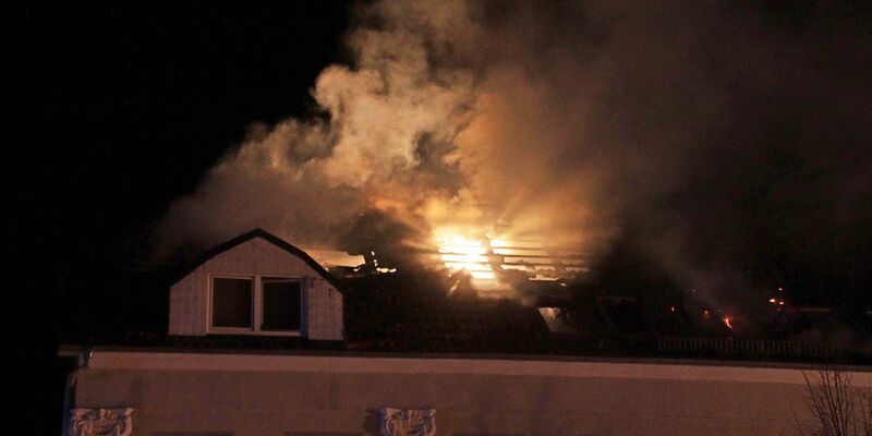In einem Mehrfamilienhaus in Ludwigslust ist ein Feuer ausgebrochen. - Foto: Ralf Drefin/dpa