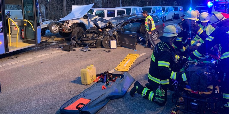 FW-M: Linienbus kracht in Gegenverkehr (Moosach) - Foto: presseportal.de