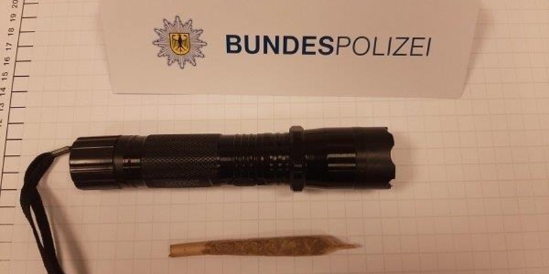 BPOL NRW: Bundespolizei beschlagnahmt als Taschenlampe getarnten Elektroschocker - Foto: presseportal.de