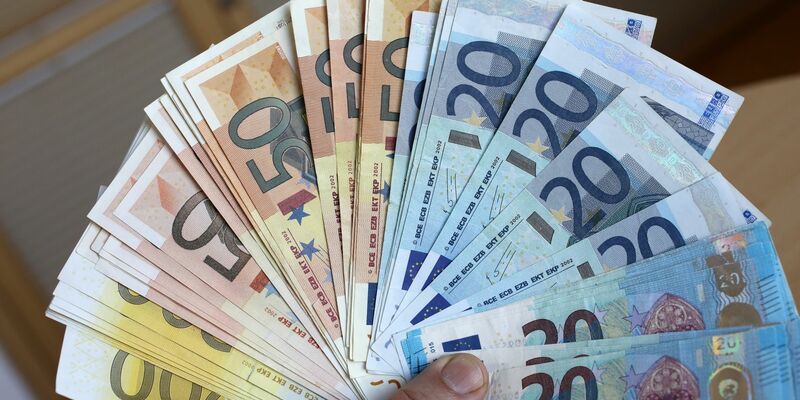 Im Jahr 2015 wurde das meiste Falschgeld aus dem Verkehr gezogen. - Foto: Bernd Wüstneck/zb/dpa