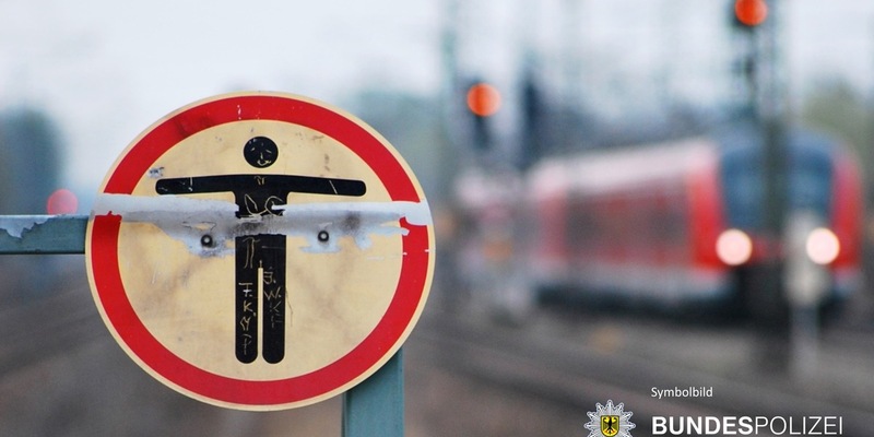 Bundespolizeidirektion München: Betrunkener mit Schutzengel / Diskobesucher verirrt sich im Gleisbereich - Foto: presseportal.de