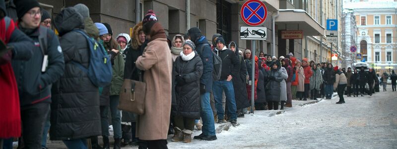 Menschen stehen in Moskau Schlange, um die Kandidatur von Boris Nadeschdin zu unterstützen. - Foto: ---/AP/dpa