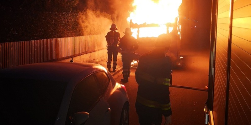 FW-M: Wohnwagen in Vollbrand (Untermenzing) - Foto: presseportal.de