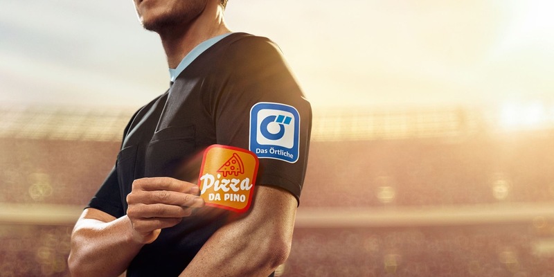 Vom Schiri auf den Arm genommen: Das Örtliche bringt lokale Unternehmen aufs Trikot der DFB-Unparteiischen - Foto: presseportal.de