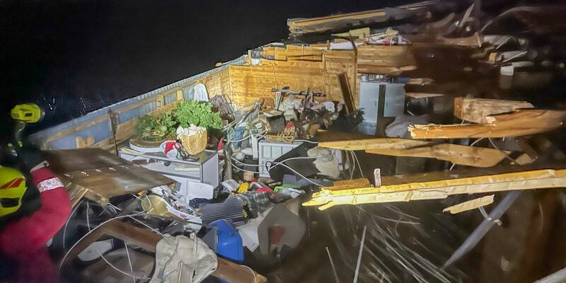 Der Sturm über Norwegen hat das Dach eines Gebäudes weggeblasen. - Foto: ---/Tromsø fire and rescue/NTB/dpa