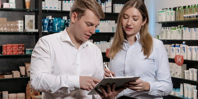 Vorteile einer digitalen Schulungsplattform: Mara Maier und Nicolas Klose von der Klose Consulting GmbH verraten, wie Apotheken das volle Potenzial ihrer Mitarbeiter ausschöpfen - Foto: presseportal.de