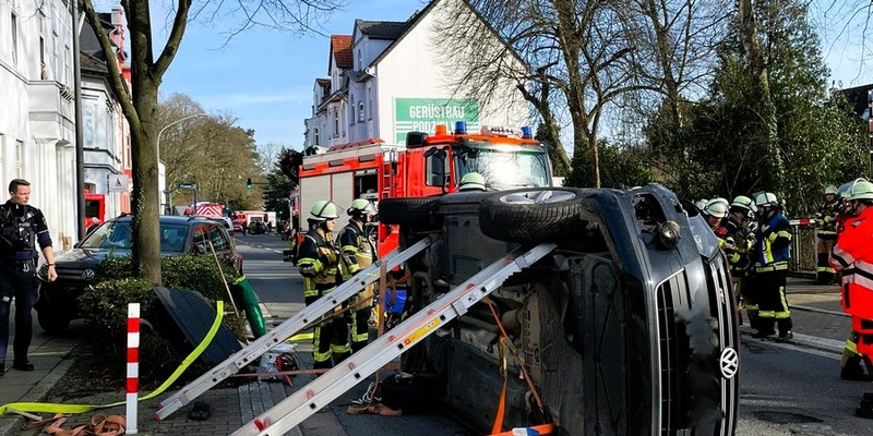 FW-E: Verkehrsunfall mit Pkw in Seitenlage - eine verletzte Person - Foto: presseportal.de