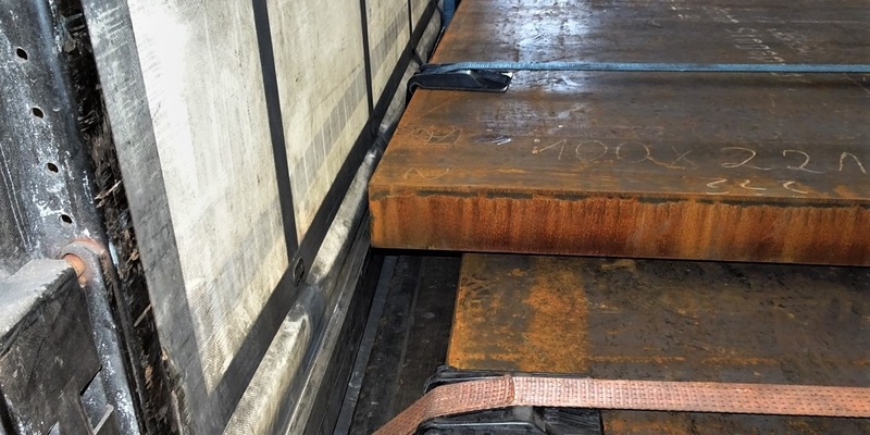 POL-KLE: Rees- LKW mit unzureichender Ladungssicherung still gelegt/ Nur fünf statt erforderlichen 49 Gurten verwendet - Foto: presseportal.de