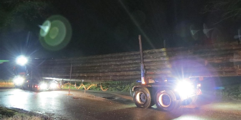 POL-PPTR: Autobahnunterführung stoppt zu hohen Fahrzeug-Transporter und immer wieder Überladungen - Foto: presseportal.de