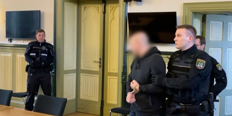 Der Angeklagte (M) in Stendal vor der Urteilsverkündung im Prozess um den Tod einer 19-Jährigen. - Foto: Simon Kremer/dpa