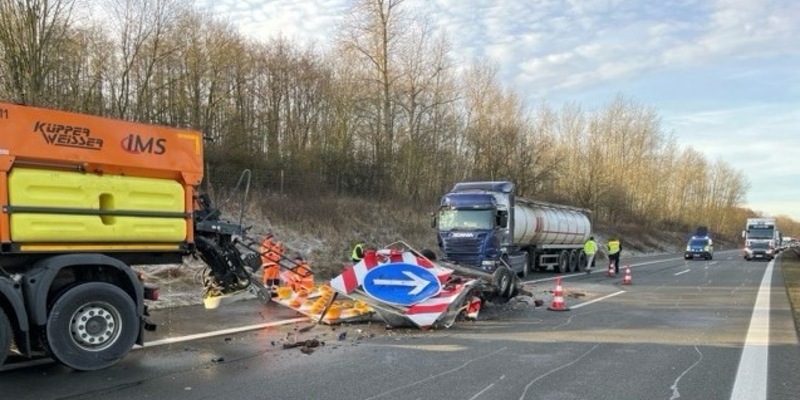 POL-LWL: Verkehrsunfall mit Fahrzeuggespann der Autobahnmeisterei - Foto: presseportal.de