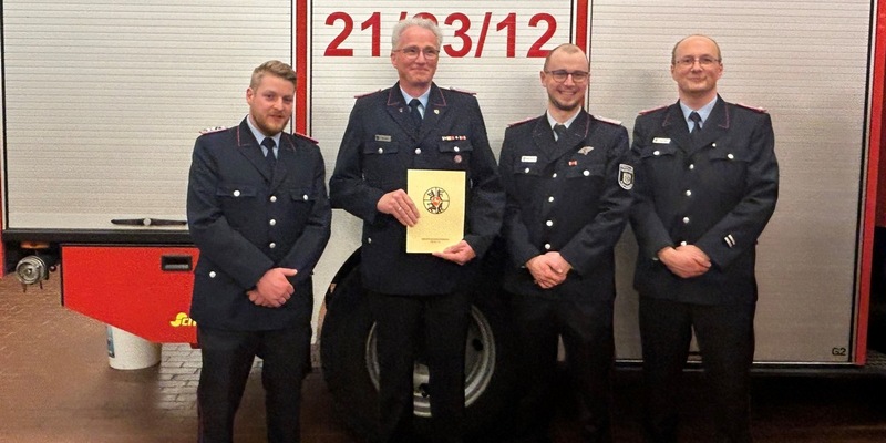 FW Flotwedel: Jahreshauptversammlung der Ortsfeuerwehr Wienhausen mit zahlreichen Beförderungen und Ehrungen - Bronzene Ehrennadel für Ralf Eggelmann - Foto: presseportal.de