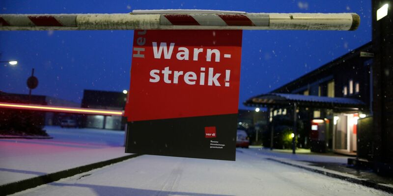 Warnstreik! Auf Fahrgäste kommen am Freitag Einschränkungen vor allem im Berufsverkehr zu. - Foto: Ina Fassbender/dpa