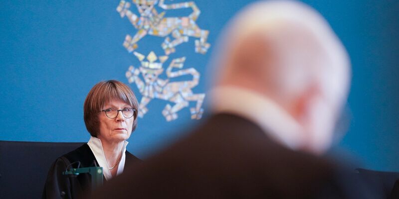 Die Vorsitzende Richterin am Landgericht Lübeck Helga von Lukowicz sitzt zu Beginn des Prozesses wegen schweren sexuellen Missbrauchs eines Kindes im Sitzungssaal. - Foto: Marcus Brandt/dpa