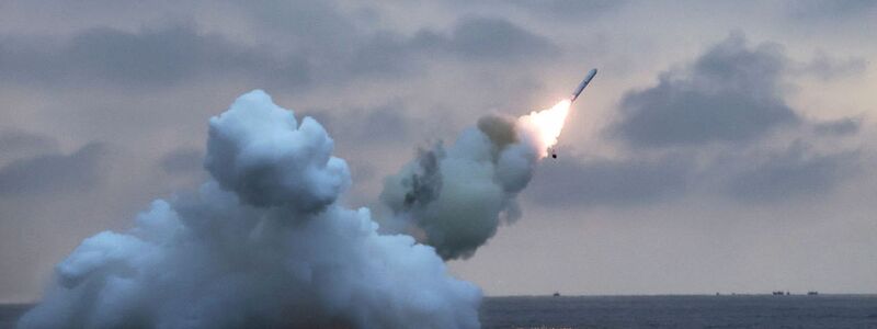 Nordkorea soll erneut militärische Lenkflugkörper abgefeuert haben. - Foto: -/kcna/dpa