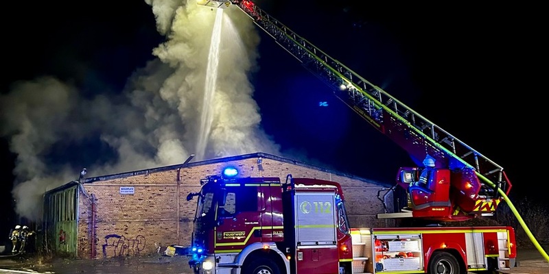 FW-RE: Ausgedehnter Brand in einer Lagerhalle - keine Verletzten - Foto: presseportal.de