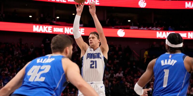 Moritz Wagner (21) konnte mit der Orlando Magic nicht gegen die Dallas Mavericks um Maxi Kleber (42) gewinnen. - Foto: Tony Gutierrez/AP/dpa