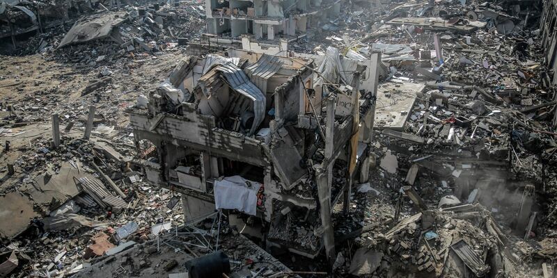 Zerstörungen in Gaza-Stadt. 27 Prozent der Bevölkerung in Deutschland halten das Vorgehen Israels gegen die Hamas im Gazastreifen für angemessen. - Foto: Omar Ishaq/dpa