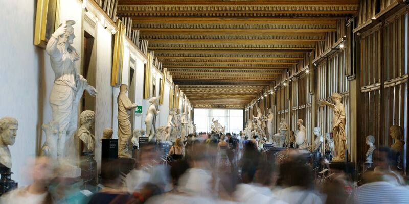 Besucheransturm in der Uffizien-Galerie in Florenz. - Foto: Luca Bruno/AP/dpa