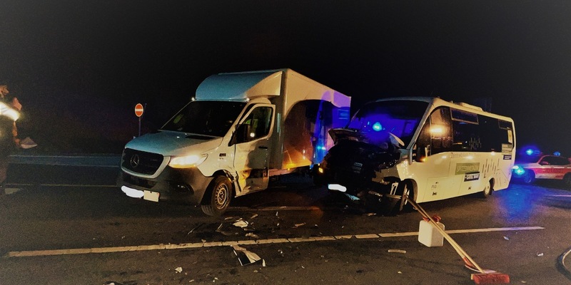 LPI-J: Transporter kollidiert mit Bus - Foto: presseportal.de