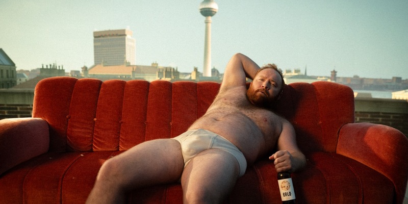 Calvin Klein Parodie wird zum internationalen Mega-Erfolg: Die Brauerei BRLO zieht blank und gibt Berliner Antwort auf Jeremy Allen White - Foto: presseportal.de