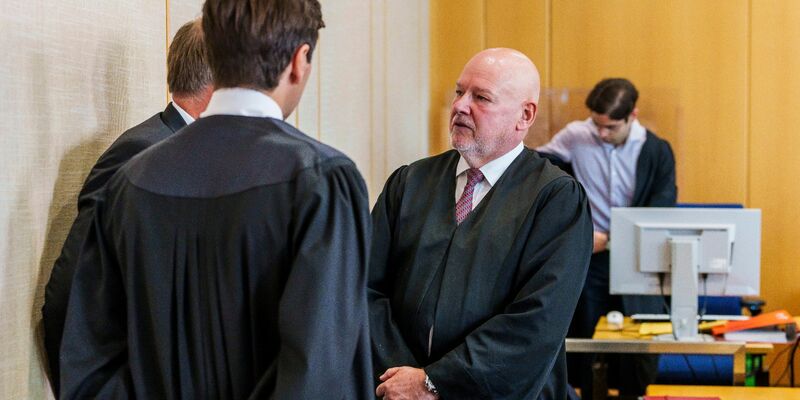 Der Angeklagte (l.) im Gespräch mit seinen Anwälten. - Foto: Andreas Arnold/dpa