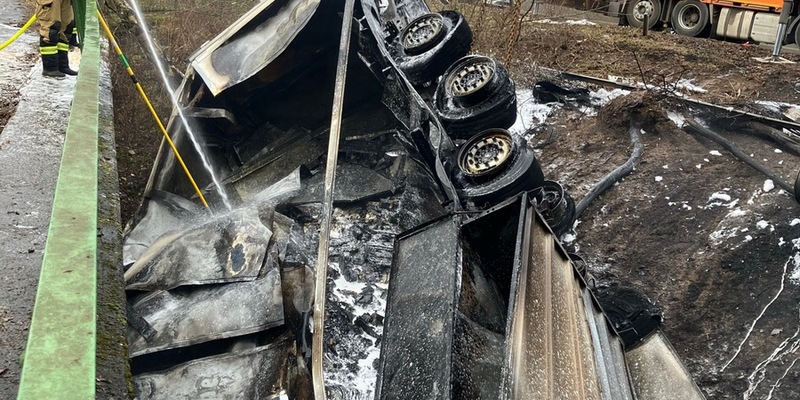 FW-HAAN: Sattelzug stürzt Böschung hinunter und brennt auf A46 vollständig aus - Feuerwehr Haan und Feuerwehr Solingen gemeinsam im Einsatz - Foto: presseportal.de
