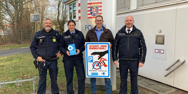 POL-WE: Bad Nauheim/ Friedberg: Spenden aus Fahrradkodierung an Weißer Ring übergeben - Foto: presseportal.de